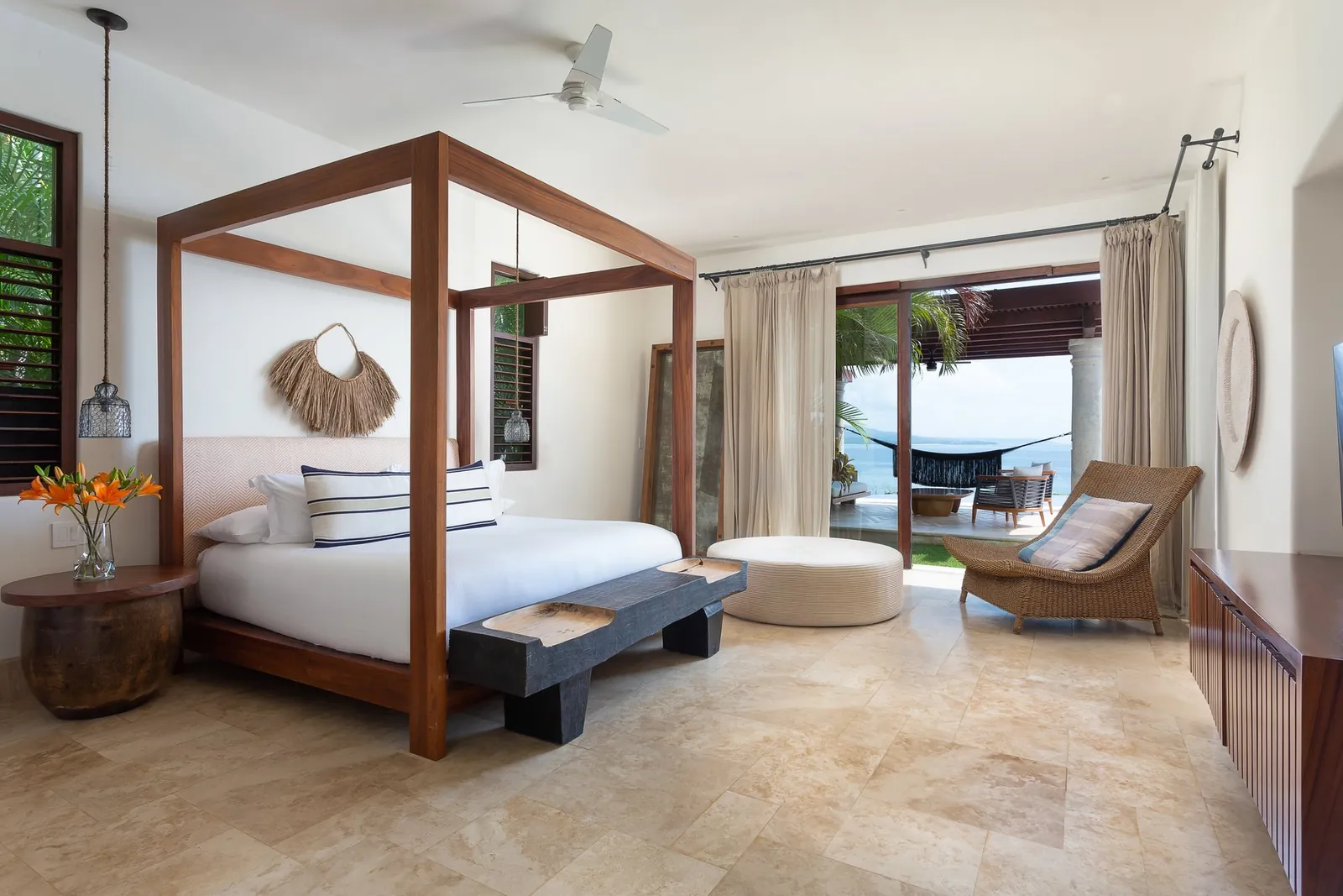 Master Suite 2: the four-poster king bed