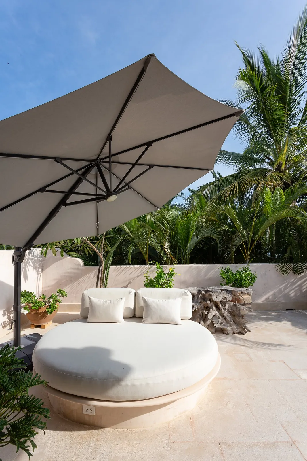 Ocean View Suite 4: the round daybed on its private terrace