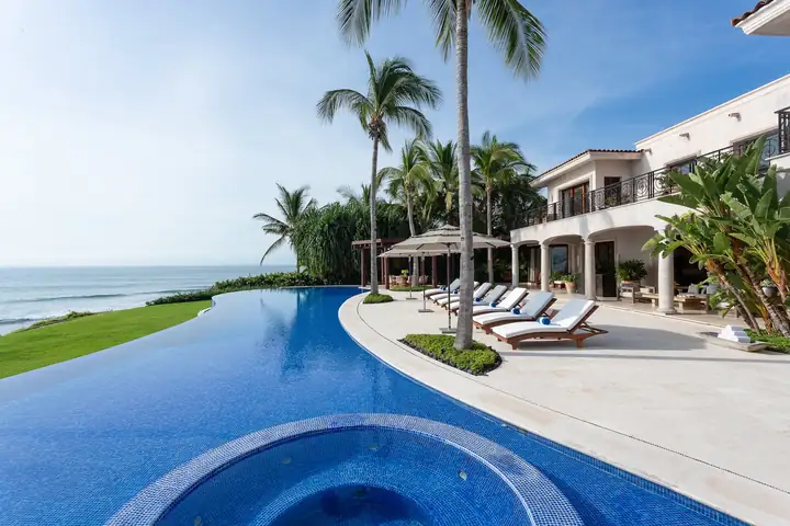 The hot tub at the end of the infinity pool