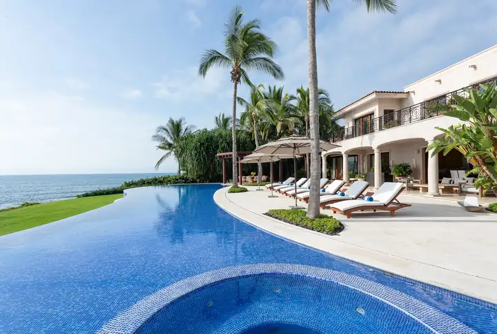 The infinity pool and the lawn, the bay on the horizon