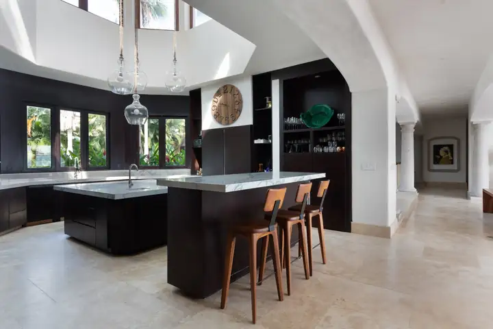 The kitchen with its island and bar stools