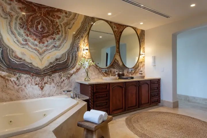 Ocean View Suite 4: the bathroom with its corner tub