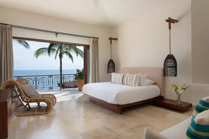 Ocean View Suite 5: the king bed and the balcony over the sea